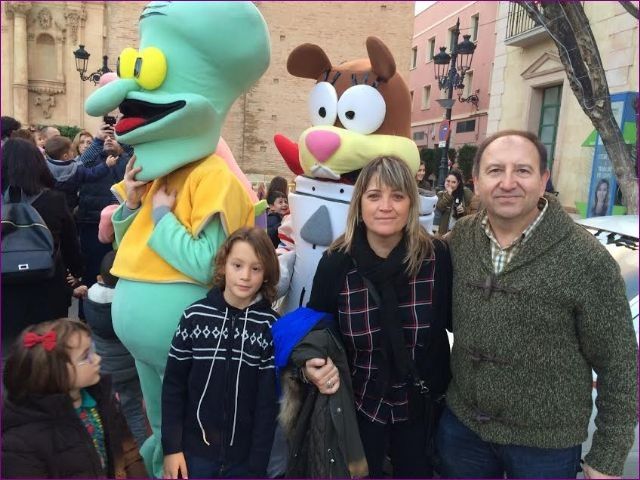 Los personajes de la televisión y el cine protagonizaron el pasacalles “Nos vamos a la Feria”, de la plaza de la Constitución al recinto ferial, Foto 6