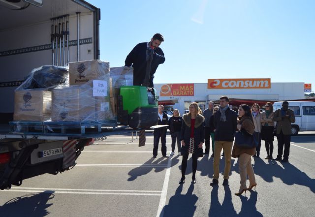 Los trabajadores de 'Consum' en Las Torres de Cotillas recogen juguetes para los niños más necesitados - 1, Foto 1