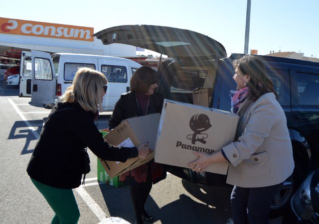 Los trabajadores de 'Consum' en Las Torres de Cotillas recogen juguetes para los niños más necesitados - 2, Foto 2