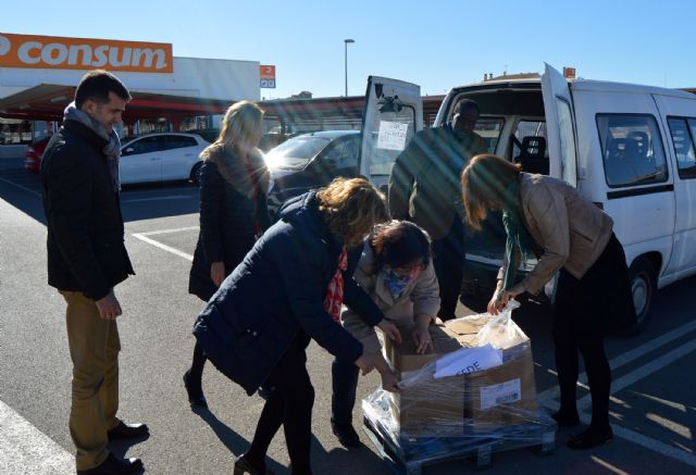 Los trabajadores de 'Consum' en Las Torres de Cotillas recogen juguetes para los niños más necesitados - 3, Foto 3