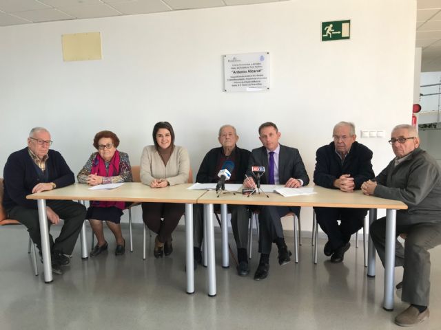 Firma de convenios entre el ayuntamiento y las asociaciones de mayores del municipio - 1, Foto 1