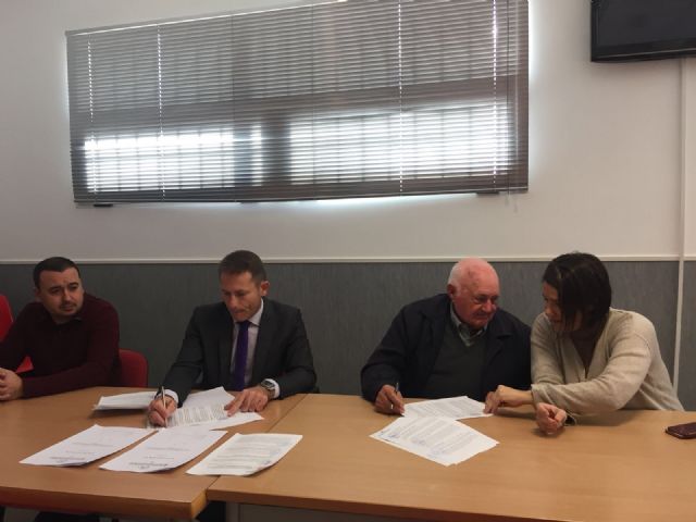 Firma de convenios entre el ayuntamiento y las asociaciones de mayores del municipio - 3, Foto 3