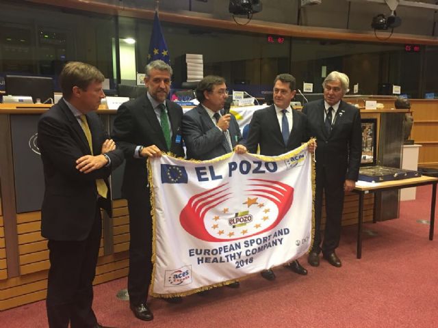 ELPOZO ALIMENTACIN recoge la bandera que la acredita como Empresa Europea del Deporte y la Salud, Foto 1