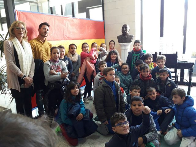 Los escolares visitan el Ayuntamiento con motivo del trigésimo noveno aniversario de la Constitución - 2, Foto 2