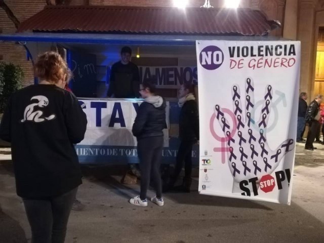 The Department of Women establishes, for the first time, a "violet point" to advise against machista aggressions, with the collaboration of the ADEBI student association, Foto 3