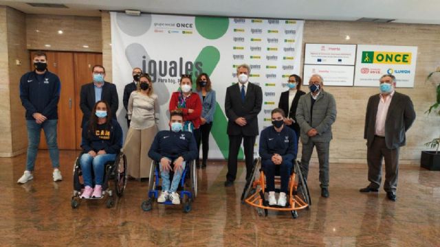 La ONCE entrega 3 sillas de ruedas adaptadas al club deportivo UCAM Murcia BSR - 1, Foto 1