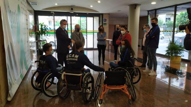 La ONCE entrega 3 sillas de ruedas adaptadas al club deportivo UCAM Murcia BSR - 2, Foto 2