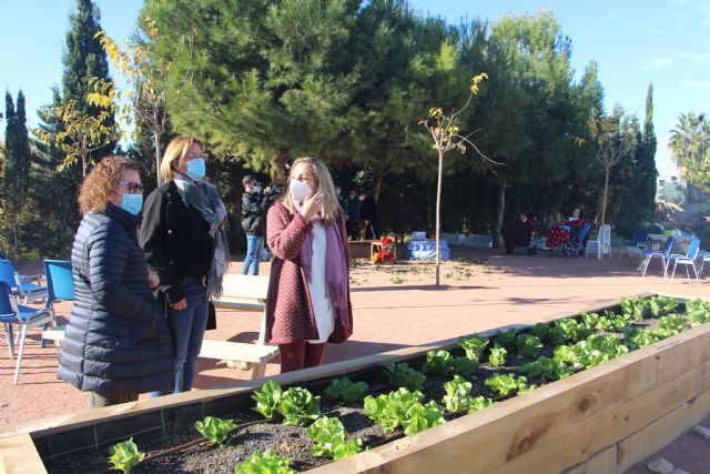 Las castañeras visitan el nuevo jardín sensorial de Aidemar para celebrar la Navidad - 1, Foto 1