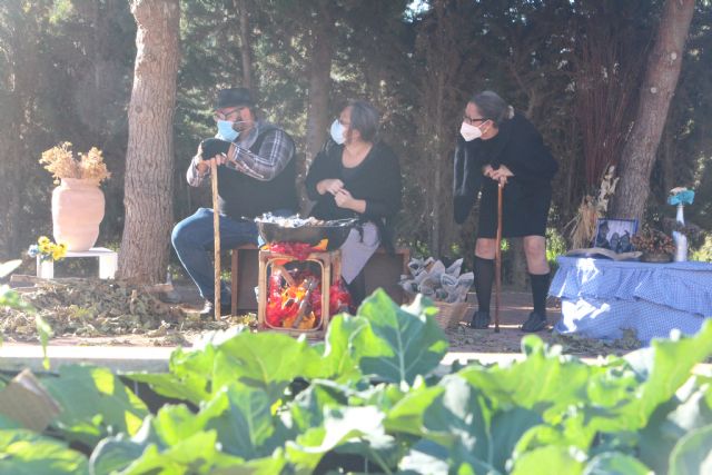 Las castañeras visitan el nuevo jardín sensorial de Aidemar para celebrar la Navidad - 2, Foto 2
