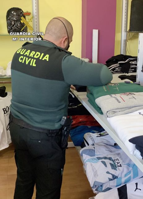 La Guardia Civil se incauta de cerca de 200 productos falsificados a la venta en un comercio de objetos de segunda mano - 1, Foto 1
