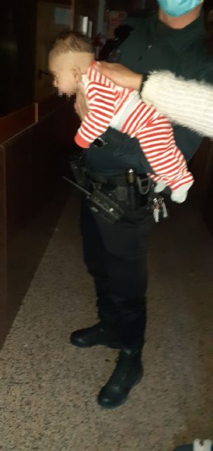 La Policía Local de Lorca salva la vida a un bebé de dos meses que se encontraba en situación de ahogamiento debido a la obstrucción de sus vías respiratorias - 1, Foto 1