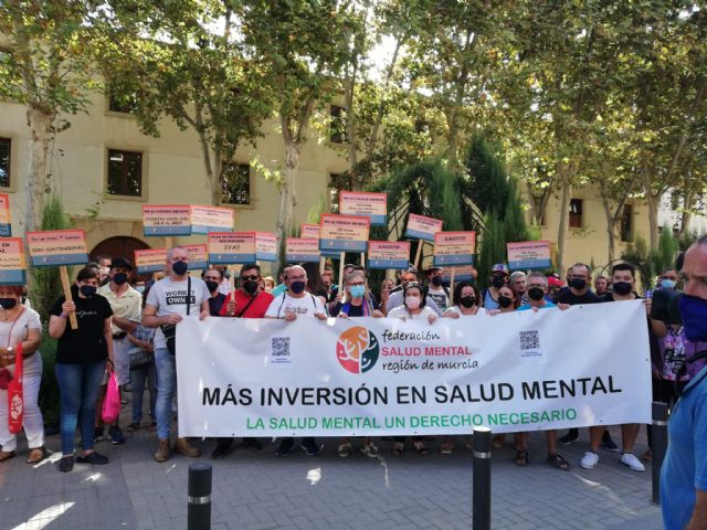 La Federación Salud Mental Región de Murcia regresa a las movilizaciones ante el Palacio de San Esteban para pedir más inversión - 1, Foto 1