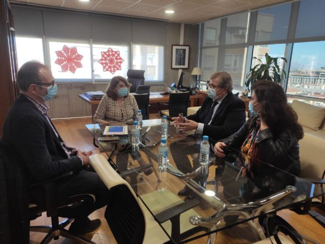 El Colegio de Economistas y la Consejería de Educación estudian alternativas para potenciar la educación económico- financiera y el emprendimiento en la escuela - 1, Foto 1