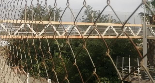 Oxidada y sucia por todas partes la pasarela peatonal sobre la vía del tren en la Avenida Diputación de Las Torres de Cotillas - 1, Foto 1