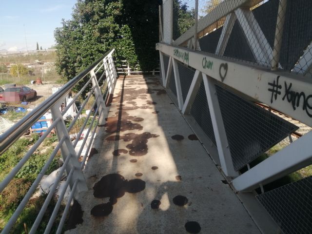 Oxidada y sucia por todas partes la pasarela peatonal sobre la vía del tren en la Avenida Diputación de Las Torres de Cotillas - 3, Foto 3