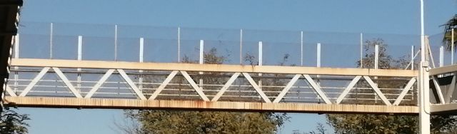 Oxidada y sucia por todas partes la pasarela peatonal sobre la vía del tren en la Avenida Diputación de Las Torres de Cotillas - 4, Foto 4
