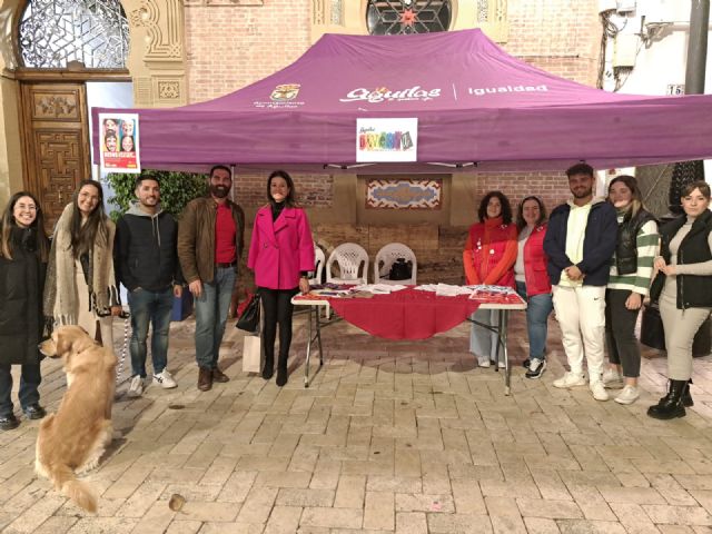 Águilas Diversa y Cruz Roja montan un stand con motivo del Día Mundial del SIDA - 1, Foto 1