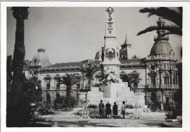 ´Cien años de nuestras vidas´ recoge centenares de fotografías de ciudadanos de Cartagena en torno al monumento de Héroes de Cavite - 1, Foto 1