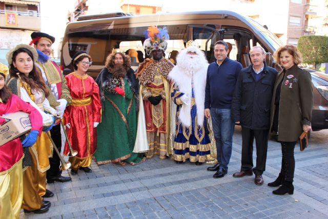 Los Reyes Magos de la Cofradía de Jesús de Murcia, un año más pasaron por la Casa-Taller de El Campico en Alcantarilla - 1, Foto 1