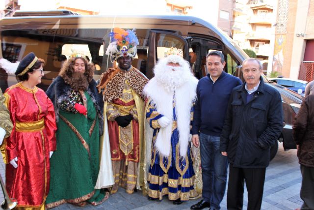 Los Reyes Magos de la Cofradía de Jesús de Murcia, un año más pasaron por la Casa-Taller de El Campico en Alcantarilla - 3, Foto 3