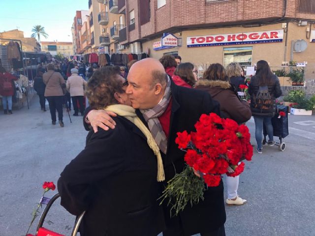 Pascual Lucas junto al Grupo Municipal Socialista felicita el año con un reparto de claveles en el mercado semanal - 1, Foto 1