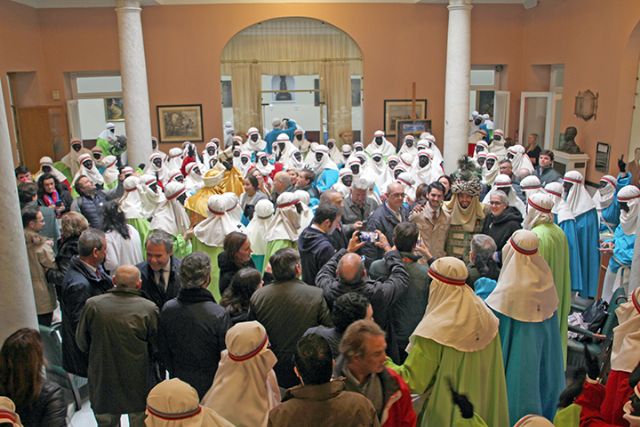 La intensa lluvia no pudo frenar al Emisario Real de Sevilla 2024, que recogió la carta de los niños de la ciudad hispalense - 1, Foto 1