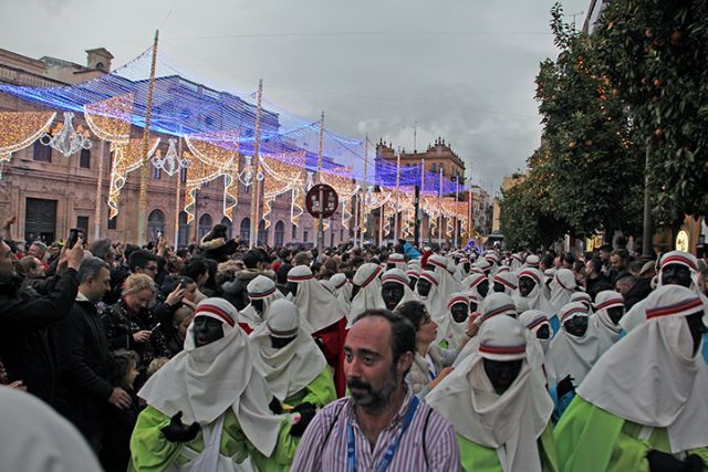 La intensa lluvia no pudo frenar al Emisario Real de Sevilla 2024, que recogió la carta de los niños de la ciudad hispalense - 5, Foto 5