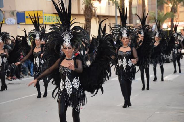 Las 17 peñas de Carnaval llenan de luz, color y música las calles de Totana con el desfile de adultos - 1, Foto 1