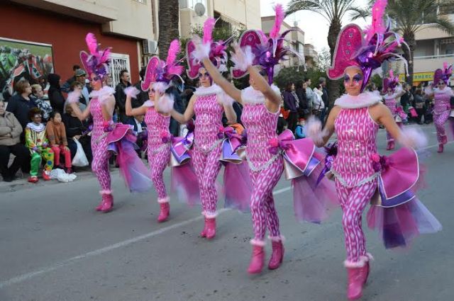 Las 17 peñas de Carnaval llenan de luz, color y música las calles de Totana con el desfile de adultos - 2, Foto 2