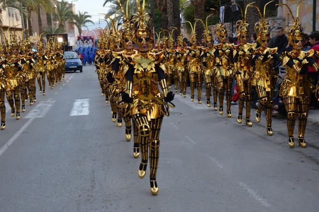 Las 17 peñas de Carnaval llenan de luz, color y música las calles de Totana con el desfile de adultos - 3, Foto 3