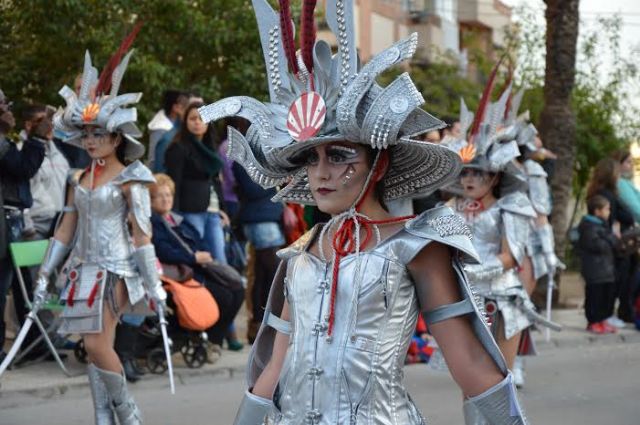 Las 17 peñas de Carnaval llenan de luz, color y música las calles de Totana con el desfile de adultos - 4, Foto 4