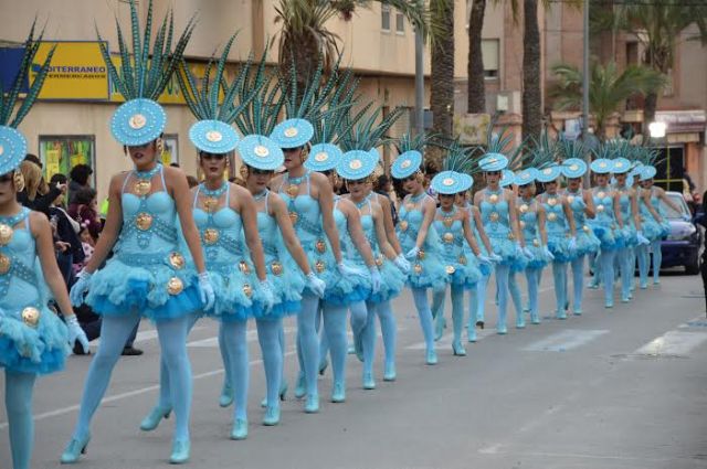 Las 17 peñas de Carnaval llenan de luz, color y música las calles de Totana con el desfile de adultos - 5, Foto 5