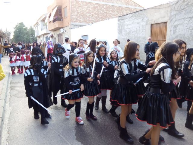 Gran participación de peñas en el desfile previo a la fiesta de Carnaval en La Almazara - 3, Foto 3
