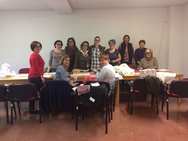 La edil de Igualdad visita a las participantes en los talleres del Centro de la Mujer - 1, Foto 1
