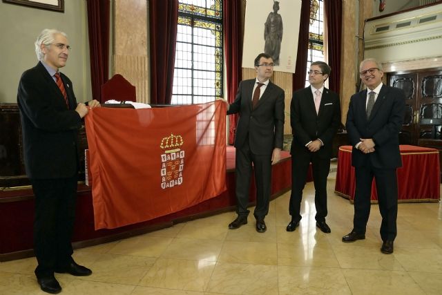 José Ballesta hace entrega de la Bandera de la Ciudad al Real Murcia - 1, Foto 1