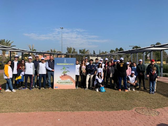 El primer colectivo de Jóvenes lleva el Plan Foresta al entorno de Murcia Río con la plantación de cerca de un centenar de árboles - 1, Foto 1