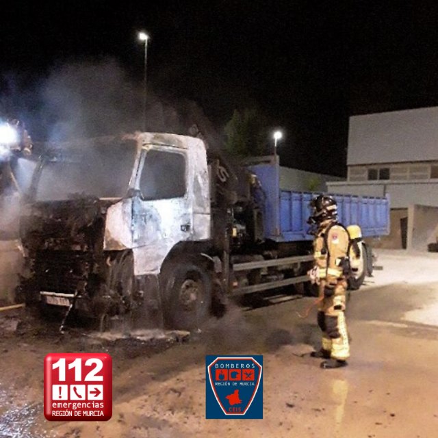 Incendio de un camión estacionado en el parking de una nave industrial en Ceutí - 1, Foto 1