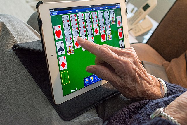 Los mayores de 50 años incrementaron su uso de la tecnología en el año 2020 - 1, Foto 1