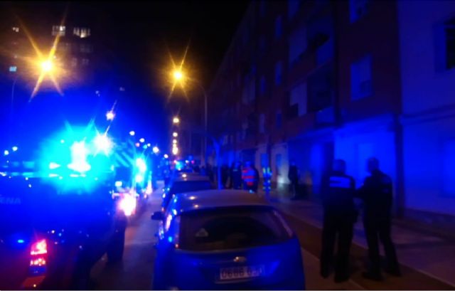 Efectivos del cuerpo de Bomberos intervinieron en la extinción de un incendio originado en un cuarto de contadores - 1, Foto 1