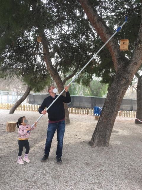 El alumnado del CEIP Cervantes de Molina de Segura coloca 16 cajas nido para aves en el centro - 1, Foto 1