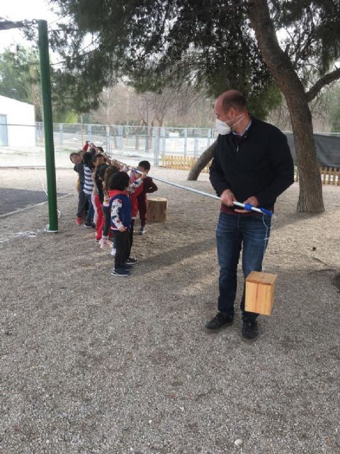 El alumnado del CEIP Cervantes de Molina de Segura coloca 16 cajas nido para aves en el centro - 3, Foto 3