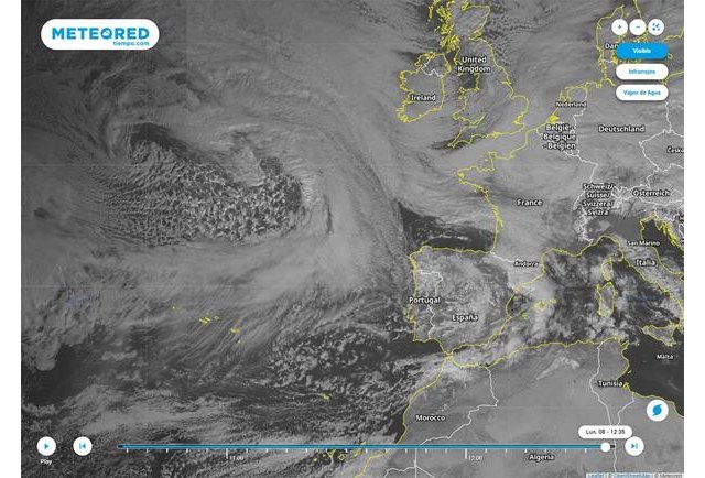 Al norte de las Azores se aprecia la profunda borrasca que nos afectará mañana. Podría ser bautizada como Karim., Foto 1