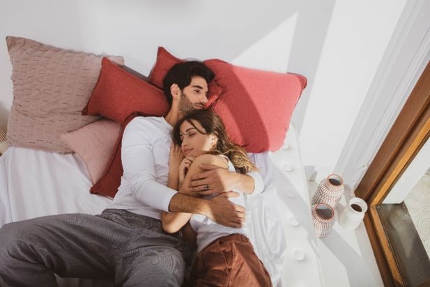 Cómo no perder la chispa del amor: las mejores posturas para dormir en pareja - 1, Foto 1