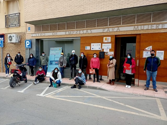 Una quincena de jvenes se forma en limpieza de superficies y mobiliario en edificios, Foto 1