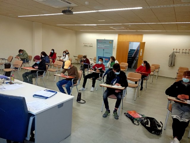 Una quincena de jvenes se forma en limpieza de superficies y mobiliario en edificios, Foto 2