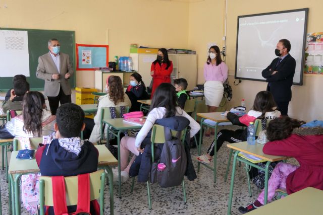 El Ayuntamiento de La Unión conciencia a los escolares sobre la importancia del reciclaje y la reutilización de residuos - 1, Foto 1