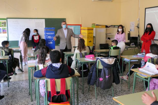 El Ayuntamiento de La Unión conciencia a los escolares sobre la importancia del reciclaje y la reutilización de residuos - 2, Foto 2