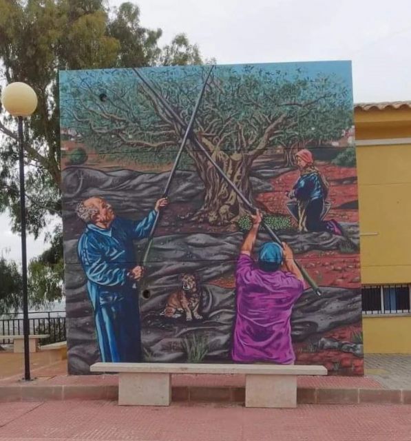 El Ayuntamiento de Lorca finaliza el nuevo mural decorativo en Rincón de los Carranzas, un homenaje a sus olivos milenarios y su histórico lavadero - 3, Foto 3