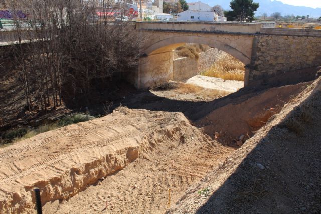En marcha las obras de rehabilitación del muro de la escollera del Puente del Poyo - 1, Foto 1