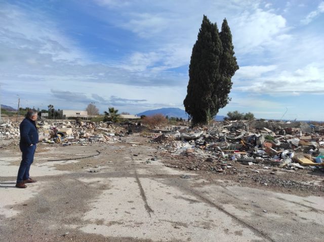 Toneladas de basuras y escombros se acumulan junto al colegio Luís Pérez Rueda, Foto 2